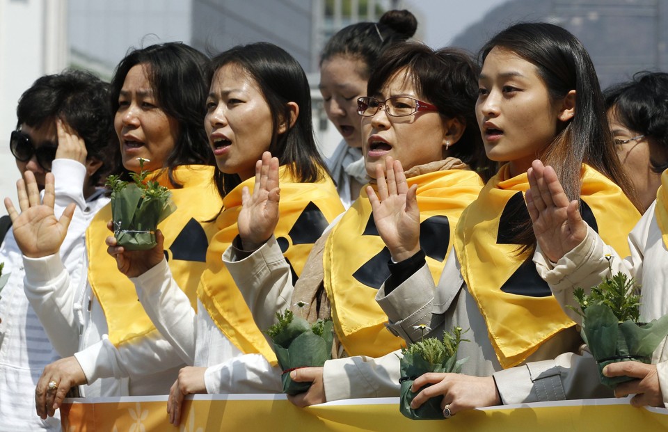 Mães usando lenços com o símbolo atômico protestam conta a energia nuclear no Japão | REUTERS/Jo Yong-Hak