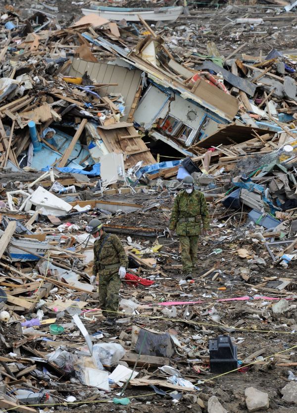 Soldados japoneses caminham em meio aos destroços em Miyako | Toru Yamanaka/AFP