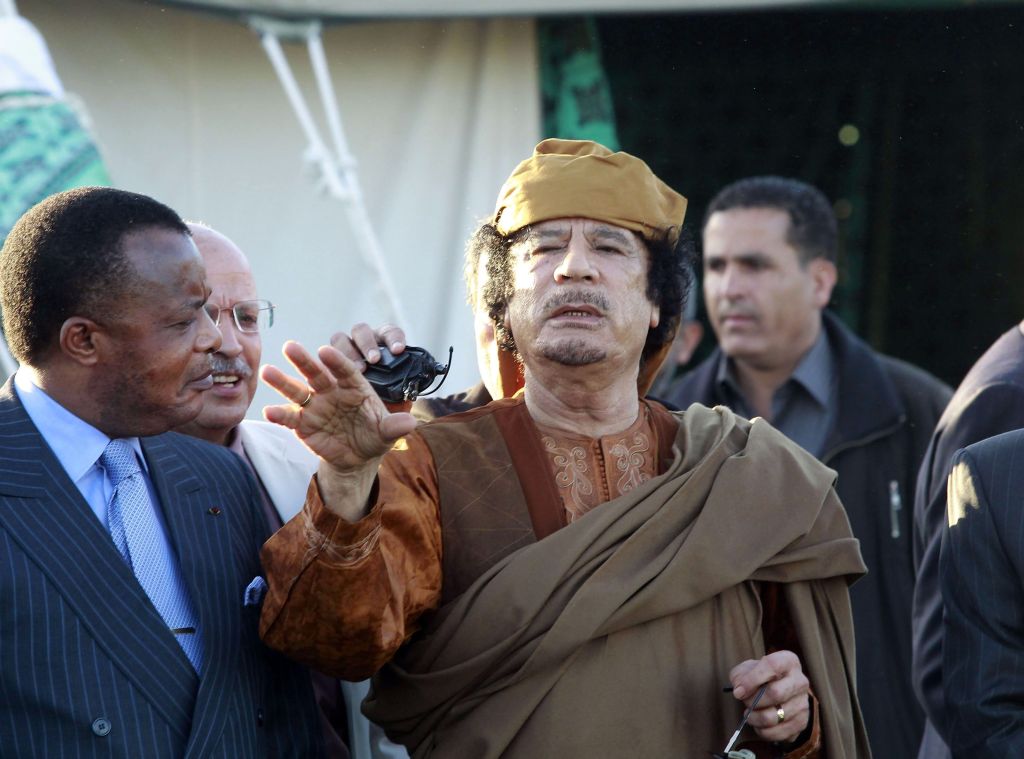 O líder líbio Muamar Kadafi faz sua primeira aparição pública em semanas ao receber uma delegação da União Africana | Louafi Larbi / Reuters