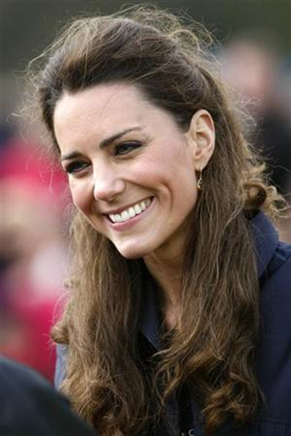 Kate Middleton, noiva do príncipe William, visita o Witton Country Park em Darwen, no norte da Inglaterra. Middleton foi crismada na Igreja Anglicana antes de seu casamento, que será realizado este mês | REUTERS/Alastair Grant