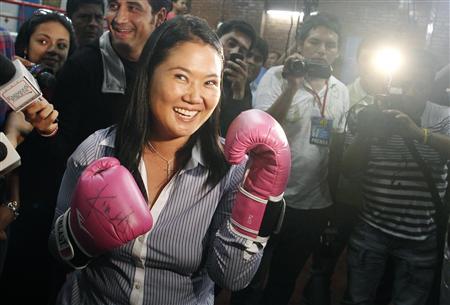 Keiko Fujimori, candidata à Presidência do Peru, posa com luvas de boxe após uma reunião de campanha com a campeã peruana peso-pena Kina Malpartida, em Lima | REUTERS/Enrique Castro-Mendivil