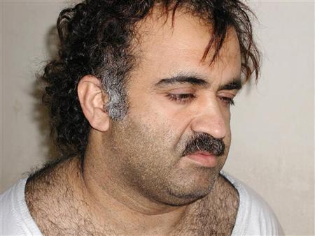 Khalid Sheikh Mohammed em foto tirada quando o suspeito foi detido em 2003. O autor confesso dos ataques de 11 de setembro de 2001 será julgado por uma comissão militar na Baía de Guantánamo em vez de um tribunal civil norte-americano, disse uma autoridade dos EUA à Reuters | REUTERS/U.S.News & World Report
