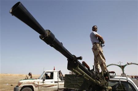 Rebelde na linha de frente da entrada ao longo ocidental de Ajdabiyah. Rebeldes disseram, nesta quinta-feira, que vários foguetes Grad foram disparados pelas forças do governo em um distrito residencial de Misrata, a terceira maior cidade da Líbia, matando 23 civis, principalmente mulheres e crianças. Eles imploraram por mais ataques aéreos da Otan, dizendo que estavam sob ameaça de sofrer um massacre pelos bombardeios do governo | REUTERS/Amr Abdallah Dalsh