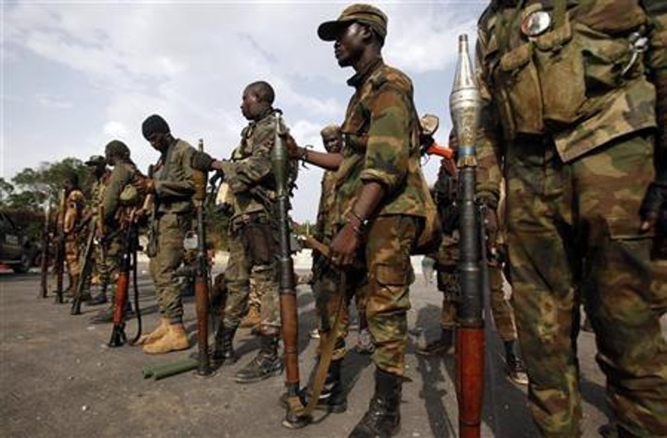 Forças leais a Alassane Ouattara se preparam para avançar sobre a capital da Costa do Marfim, Abidjan, em 1o de abril de 2011. Neste sábado, os soldados de Ouattara encontraram forte resistência de combatentes de Laurent Gbagbo no local. 01/04/2011 | REUTERS/Emmanuel Braun