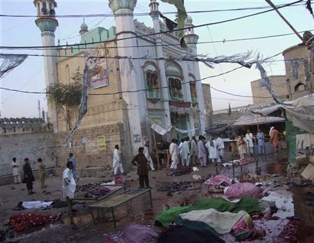 Corpos de vítimas espalhados em volta de santuário sufi, que sofreu ataques de homens-bomba, na cidade de Dera Ghazi Khan, Paquistão. 03/04/2011 | REUTERS