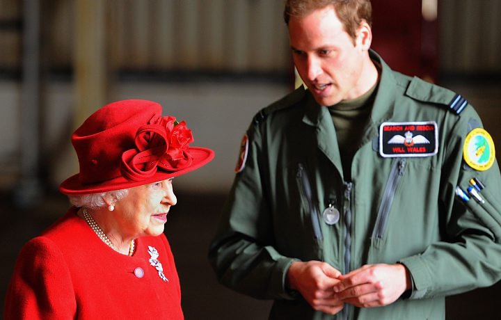 O príncipe William apresenta uma base militar em Anglesey para sua avó, a rainha Elizabeth | AFP