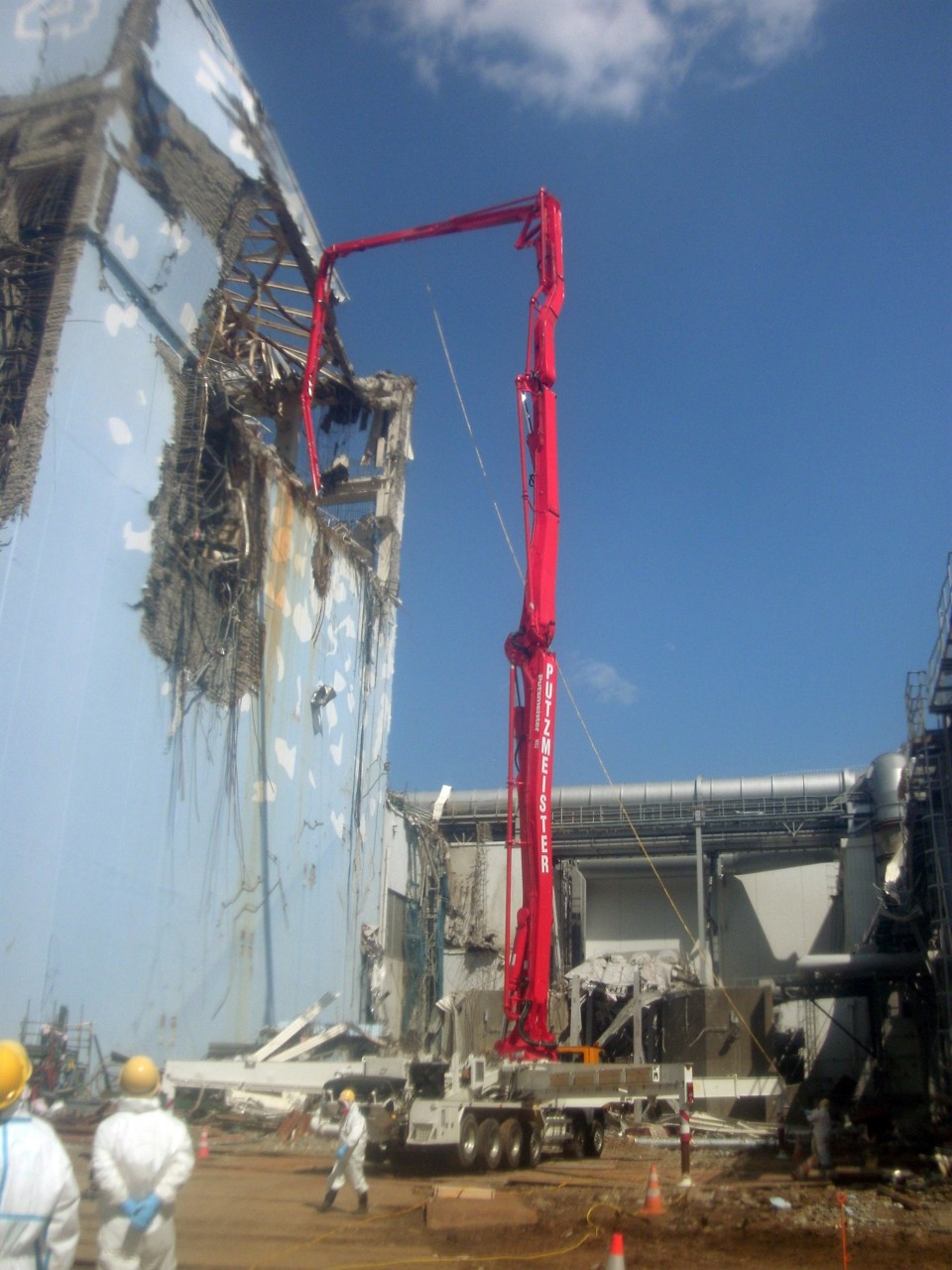 Trabalhadores operam máquinas para conter radiação de usina de Fukushima | REUTERS/Tokyo Electric Power Co. (TEPCO)/Handout