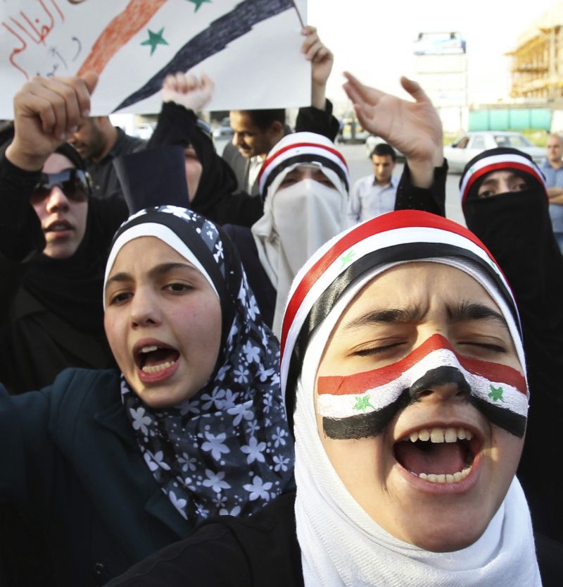 Manifestantes em frente da embaixada da Síria, na Jordânia, pedem a saída do presidente Bashar Assad, que tentou acalmar o levante popular anunciando o fim do estado de sítio que já dura meio século | Muhammad Hamed/Reuters