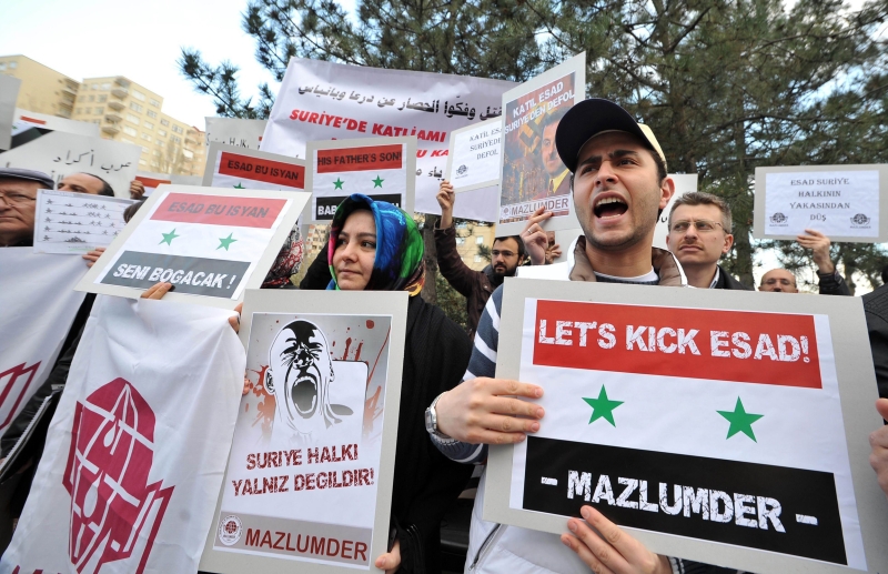 Membros de grupo islâmico de defesa dos direitos humanos protesta pela morte de pessoas na Síria, em frente a embaixada síria na Turquia | Reuters