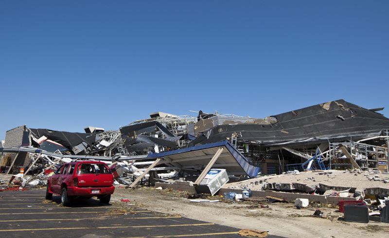 Loja destruída em Sanford, na Carolina do Norte: 62 tornados | Chris Keane/Reuters