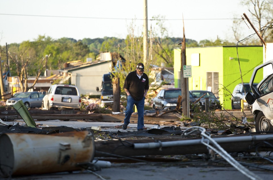 Os tornados deixaram uma rota de destruição na Carolina do Norte no sábado, destruindo casas e lojas e causando falta de energia | Reuters