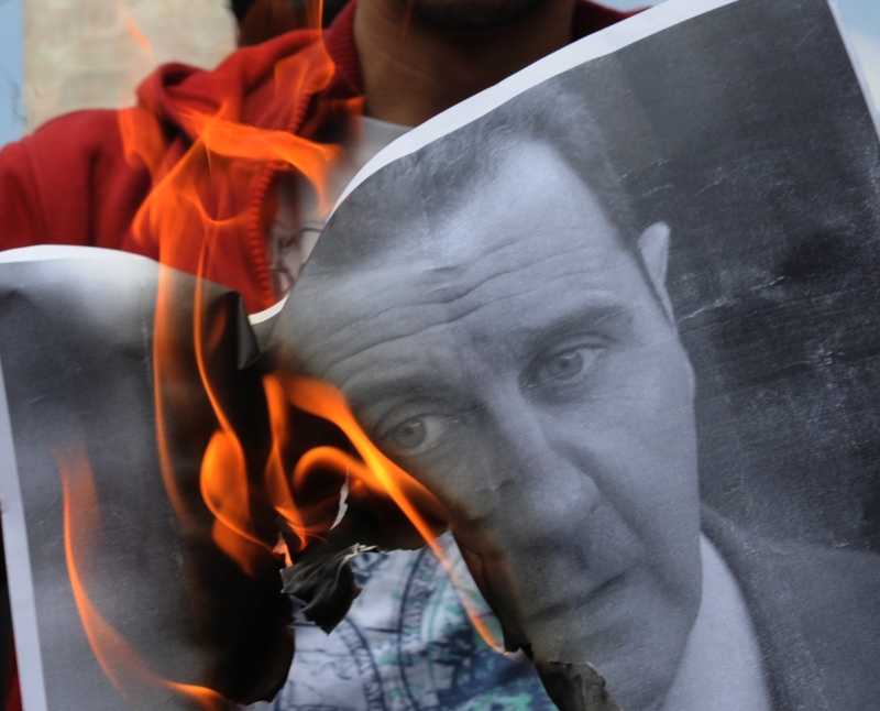 Protestante em Istambul, na Turquia, queima um retrato do presidente sírio Bashar Assad | Bulent Kilic/AFP