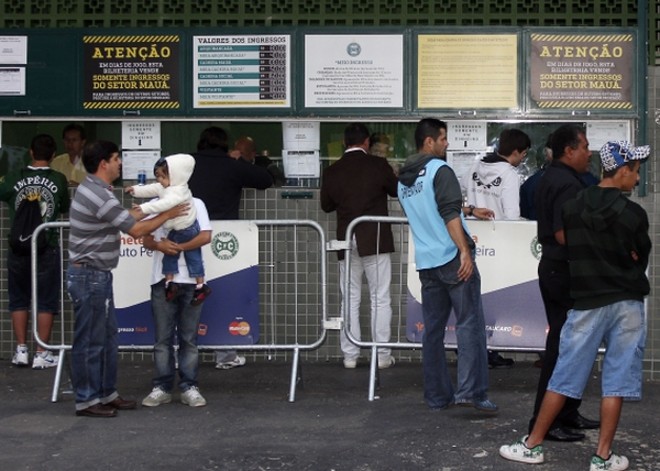 Presença garantida -O Coritiba começou ontem a venda dos ingressos para a partida contra o Ceará, amanhã. Os sócios em dia têm a entrada garantida. Para os não sócios o valor da arquibancada é R$ 80. O setor Mauá custa R$ 100. Os preços da social superior são R$ 80 (meia) e R$ 160. A venda ontem foi tranquila e segue hoje das 10 h às 19 h. Se sobrarem ingressos, as bilheterias abrem no mesmo horário amanhã | 