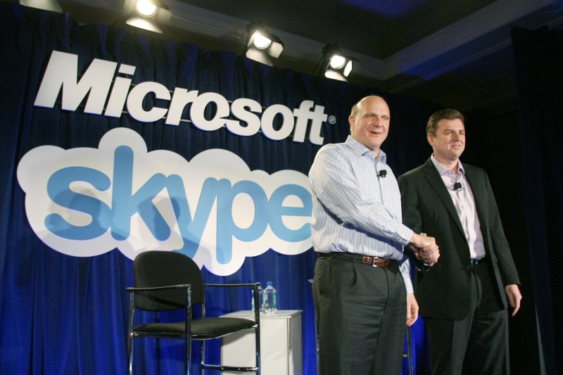 Os presidente da Microsoft, Steve Ballmer (à esquerda), e do Skype, Tony Bates, anunciaram o negócio, em São Francisco, no dia 10 de maio | Divulgação/Microsoft