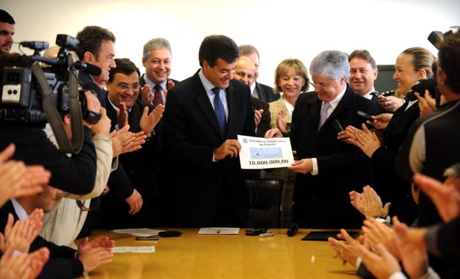O presidente da Assembleia, Valdir Rossoni (dir.), entrega um cheque simbólico de R$ 10,2 milhões ao governador Beto Richa (esq.): estimativa do Legislativo é economizar R$ 40 milhões até o fim do ano |