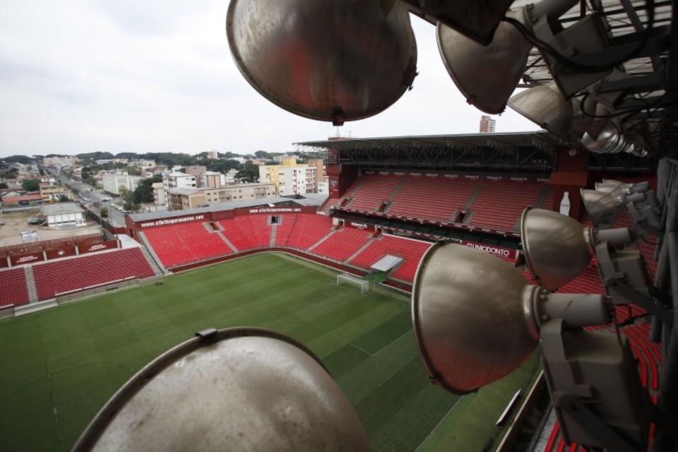 O sistema de iluminação e a cobertura estão entre as estruturas que precisam de reformas na Baixada | Jonathan Campos/ Gazeta do Povo