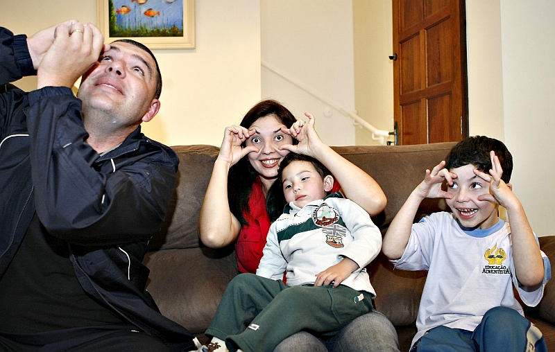 A família de Rafael e Gislaine foi contaminada no ano passado e passou a tomar cuidados neste ano | Hedeson Alves/Gazeta do Povo