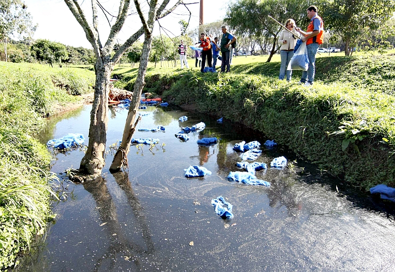 Cerca de 200 litros de óleo foram retirados do córrego Quero-Quero | Aniele Nascimento/Gazeta do Povo