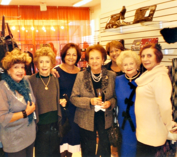 COQUETEL NA E.K STORE -Eliane Kracik (à esq.) recebeu amigas e clientes em sua E.K. Store para comemorar o Dia das Mães, ao lado de Olga Athayde, Evely Lacerda, Déia Ciccarino, Maria Inês Herrera, Juril Carnasciali e Suzana Athayde. |