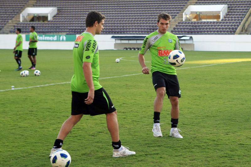 Willian (à esq.), ao lado de Lucas Mendes no treino de ontem, em Araraquara: volante será o substituto de Donizete | Albari Rosa, enviado especial/ Gazeta do Povo