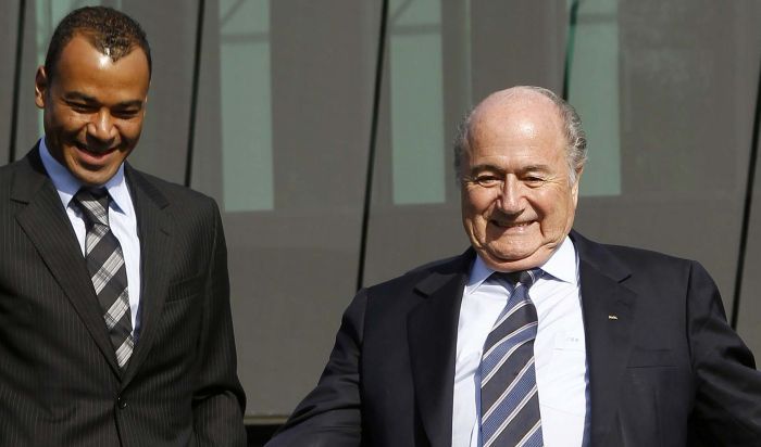 Cafu em evento da Fifa, com o presidente Joseph Blatter: Brasil deve reviver confronto com Alemanha em 2002 | Arnd Wiegmann / Reuters