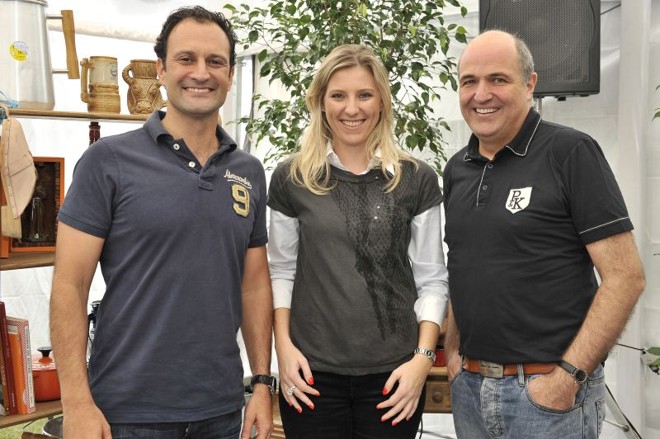 Mariane Caponi e Luis Napoleão Filho (ambos à esq.), executivos da PDG Sul, e o arquiteto Jayme Bernardo, que assina o projeto de interiores do Red Curitiba, no badalado lançamento do empreendimento da PDG LN, realizado no último sábado na Ecoville, com direito a comidinhas de boteco do bar Aos Democratas. |