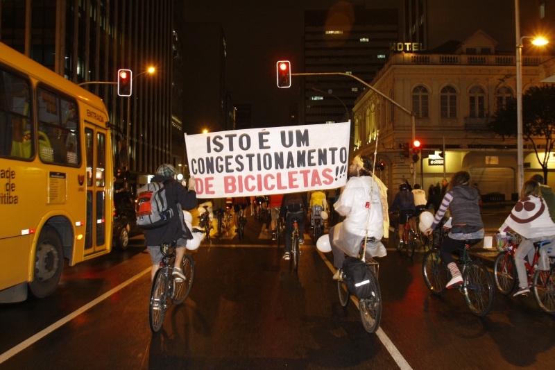 A Bicicletada ocorre simultaneamente em 200 cidades do mundo, inclusive em Curitiba, no último sábado do mês: segundo os ciclistas, as pedaladas têm o poder de transformar as cidades | Hugo Harada/Gazeta do Povo