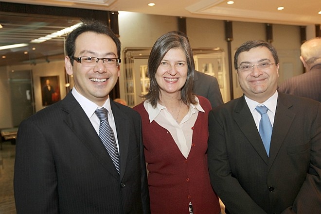 O presidente da Federação das Santas Casas de Misericódia e Hospitais Beneficentes do Paraná, Maçazumi Furtado Niwa, e sua vice, Ety Forte Carneiro, receberam o secretário da Saúde, Michele Caputo Neto, no café da manhã em comemoração aos 25 anos da entidade, no Clube Curitibano | 