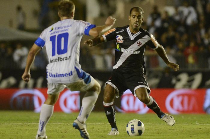 Marquinhos, do Avaí, na marcação de Felipe, do Vasco | Alexandre Loureiro / FOTOCOM.NET