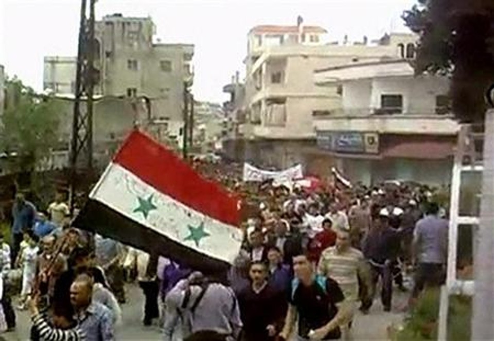 Manifestantes exigem a saída de Bashar al-Assad marcham pelas ruas de Homs, na Síria, onde 15 pessoas morreram | Reuters