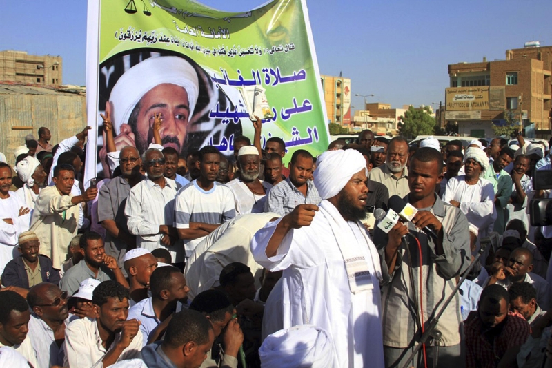 Líder não identificado de um grupo islâmico fala para uma multidão depois de um evento em memória a Bin Laden em Cartum, no Sudão | Stringer/Reuters