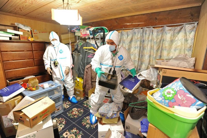 Residentes da vila de Kawauchi usaram roupas especiais contra radiação e tiveram duas horas para visitar suas casas e pegar alguns pertences | Jiji Press/AFP