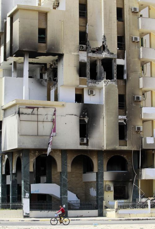 Prédio destruído em Zawiyah, a 50 quilômetros de Trípoli, capital da Líbia, no dia em que a Otan fez ultimato a Kadafi | Louafi Larbi/Reuters