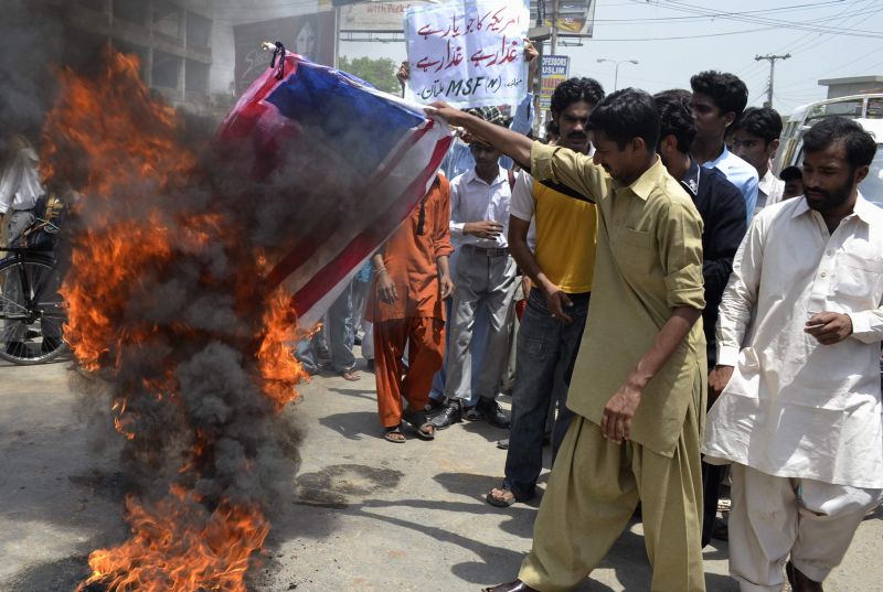 Estudantes paquistaneses queimam bandeira dos EUA na cidade de Multan: antiamericanismo |