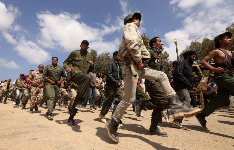 Civis que se tornaram voluntários do exército rebelde da Líbia recebem treinamento em Benghazi | Mohammed Salem/Reuters