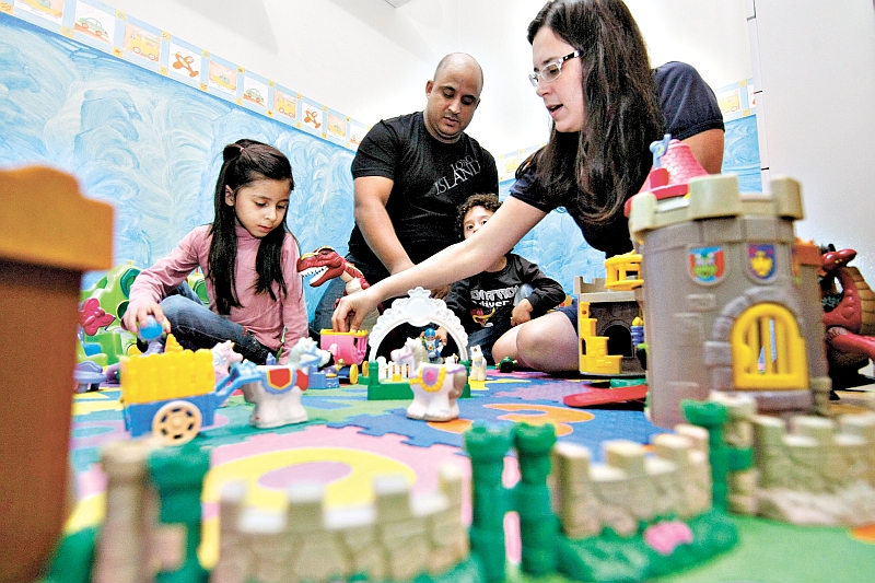 Carlos e Sirlene gostam de brincar junto com os filhos Maria Eduarda e Pedro Arthur. Os pais precisam administrar as diferenças entre as crianças nas escolhas das atividades | Pedro Serápio/ Gazeta do Povo
