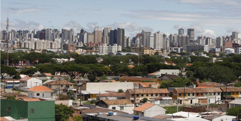 Vista panorâmica do Rebouças com os arranha-céus curitibanos ao fundo. Bairro já passou por várias tentativas de revitalização | Fotos: Daniel Castellano/Gazeta do Povo