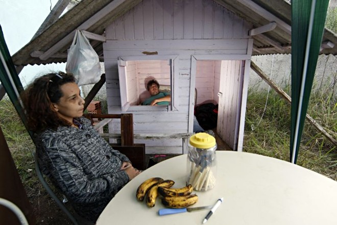 Alessandro e a mulher Isabel: medo de perder terreno faz professor dormir na casa de boneca | 