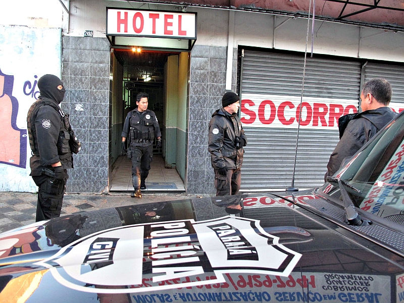 Policiais deixam hotel no Centro de Curitiba: hóspedes reclamaram de truculência | Aniele Nascimento/ Gazeta do Povo