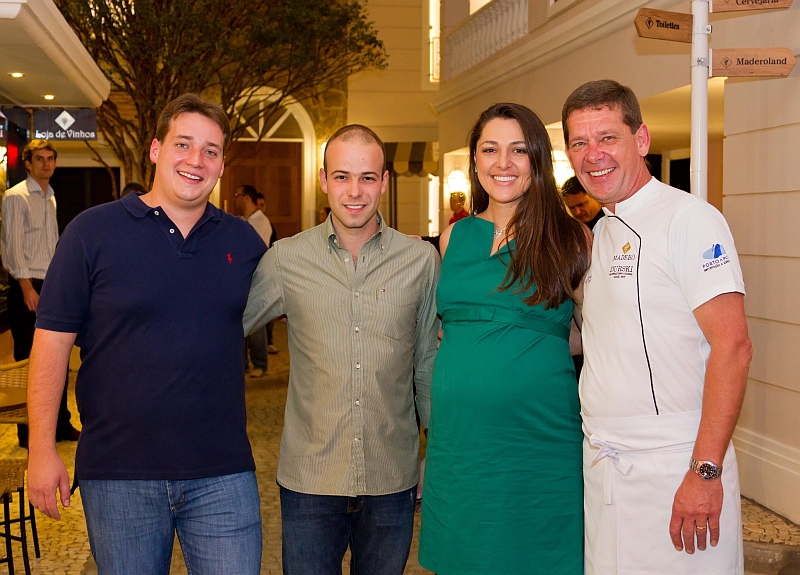 O chef Junior Durski e sua mulher, a arquiteta Kethlen Ribas Durski (prestes a dar à luz Alice, segunda filha do casal), com os empresários Ricardo Fernandes (à esq.) e Leandro Lorca, seus sócios no Madero Burger & Grill da Comendador Araújo, que está sendo inaugurado nesta semana. A casa imita uma vila italiana, com direito a calçada de pedras e varandinhas | Naideron Jr.