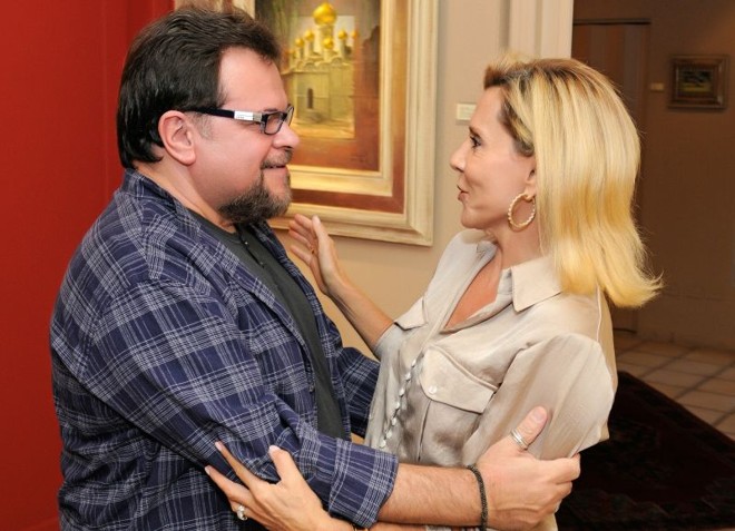 Jandirinha Khury, que acaba de estrear no papel de avó dos gêmeos Lucas e Isabela, foi prestigiar o happy hour especial em homenagem às mães promovido na última quinta-feira pelo artista plástico Celso Coppio em sua galeria |