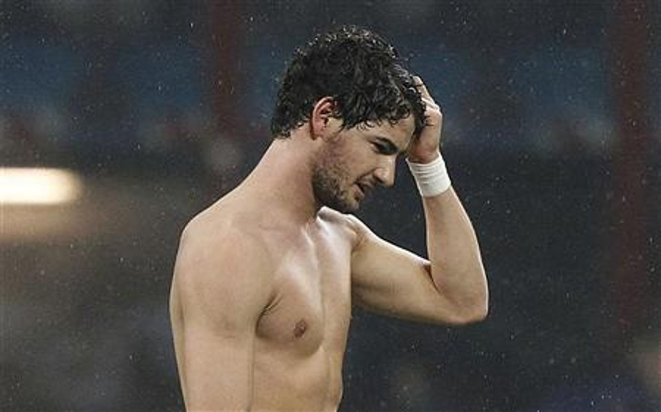 Lesão no ombro deixa o atacante Alexandre Pato fora da Copa América | Reuters