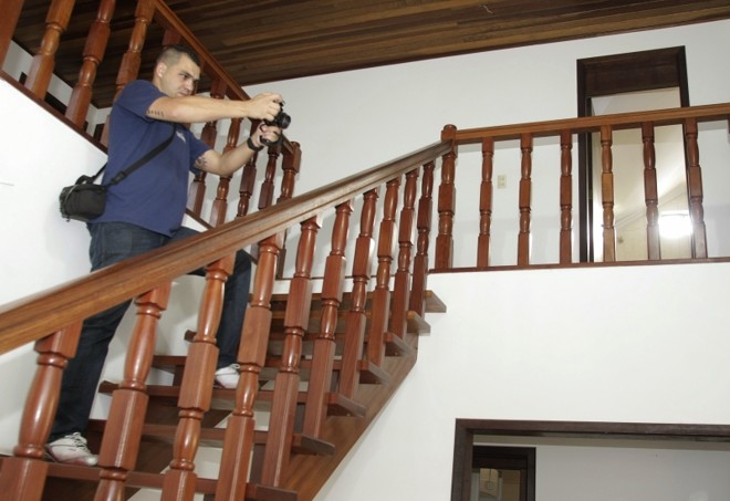 Sidnei José da Silva, funcionário da Imobiliária Gonzaga especializado em fazer fotos dos apartamentos: luz adequada e ambientes organizados melhoram o visual das imagens |