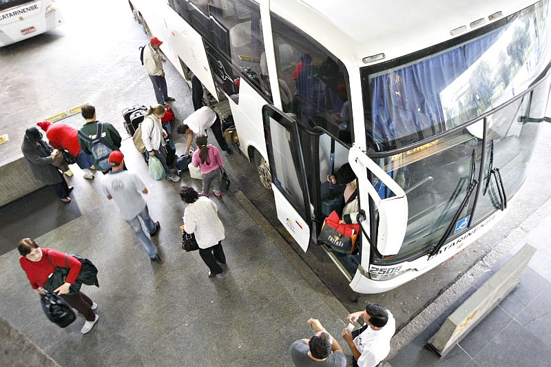 Código de Trânsito Brasileiro obriga o uso do cinto em ônibus, mas não prevê quem deve fiscalizar os passageiros | Marcelo Elias/Gazeta do Povo