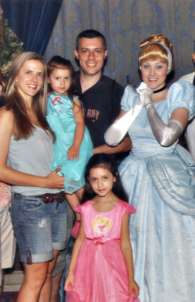 VIAGEM EM FAMÍLIA -Bianca (Glaser) e Gustavo Vidal Pinto acabam de retornar da Disney, para onde levaram as filhas Mariela e Isabela. No registro, a família no jantar das Princesas, ao lado de Cinderela |