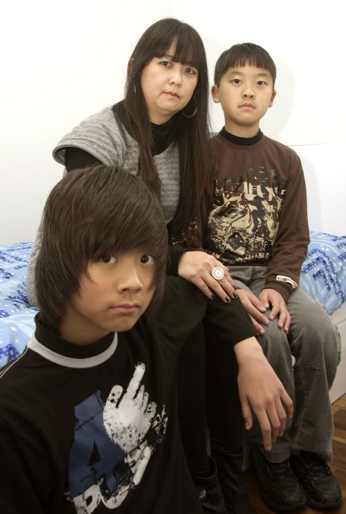 Matheus e João, com a mãe, Lilian, que respeita a diferença entre os irmãos | Hugo Harada/Gazeta do Povo