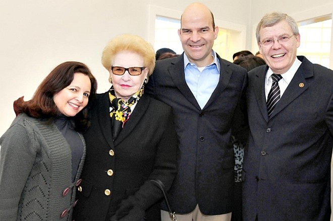 A diretora técnica da Santa Casa de Curitiba, Elizabeth Tambara (à esq.), a vereadora Nely Almeida, o empresário Marcelo Almeida e o provedor da Irmandade da Santa Casa de Misericórdia, Frederico Unterberger, na inauguração das enfermarias 2 e 5 do hospital, que foram totalmente reformadas por meio da Lei Rouanet. Durante o evento, na última terça-feira, foi prestada uma homenagem ao saudoso médico Félix do Rego Almeida, tio de Marcelo e marido de Nely, pelos 37 anos de dedicação à entidade, da qual foi vice-provedor e diretor clínico |