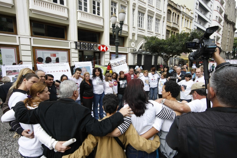 Manifestantes deram um abraço coletivo simbólico na Boca Maldita | Aniele Nascimento/Gazeta do Povo
