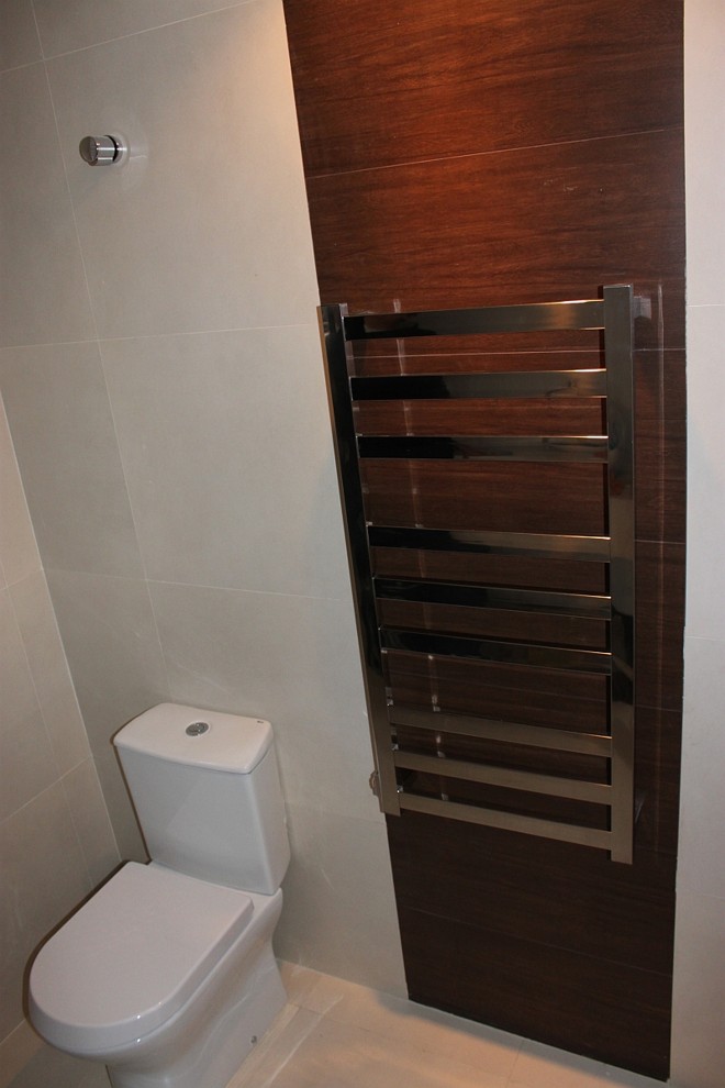 Toalheiro aquecido -Para garantir toalhas sempre secas, mesmo quando utilizadas no mesmo dia, uma boa solução é o toalheiro aquecido. Com o modelo da Tech House (foto), uma toalha pode ficar seca novamente em cerca de uma hora e meia. O produto chega a uma temperatura de até 40 graus. É possível prever a instalação ainda durante a obra dessa forma não haverá fios elétricos aparentes , mas nada impede que ele seja instalado a qualquer época, sem construção ou reforma, pois basta uma tomada elétrica próxima para poder utilizar. Também funciona como um radiador, que aquece o ambiente. Este modelo, chamado Quadra Premium, é em aço cromado, tem 50 centímetros de largura, 100 centímetros de altura e 10 centímetros de profundidade. Os preços dos toalheiros da Tech House variam entre R$ 623 e R$ 1.431 |