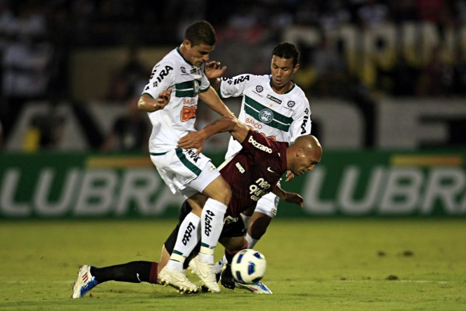 A disposição dos jogadores reservas do Coritiba não foi o suficiente para impedir a derrota de ontem para o Corinthians no interior de São Paulo | Fotos: Albari Rosa, enviado especial/ Gazeta do Povo